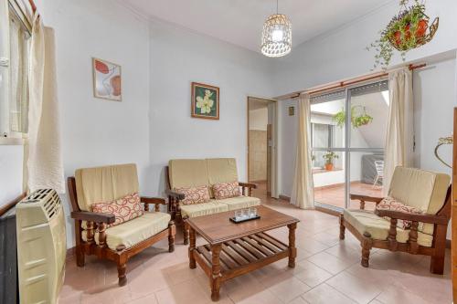 a living room with chairs and a table at La casa de tigre Centro in Tigre
