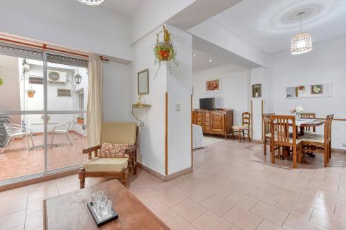 a living room with a table and a dining room at La casa de tigre Centro in Tigre