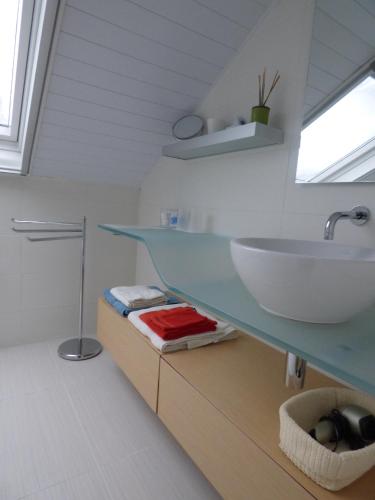 a bathroom with a sink and a counter with a mirror at B&B Le Jardin d'Epicure in Olne