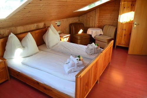 ein Schlafzimmer mit zwei Betten mit Handtüchern darauf in der Unterkunft Apartment Renate in Fügen