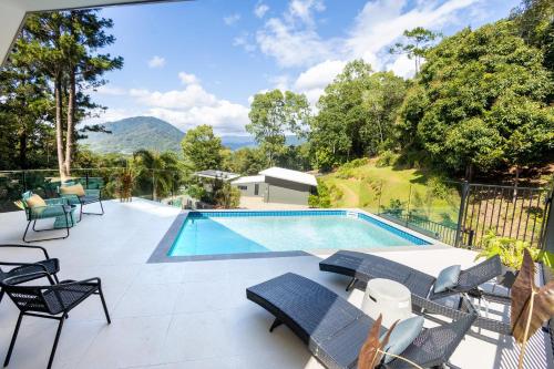 Πισίνα στο ή κοντά στο Treetops Retreat