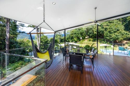 Πισίνα στο ή κοντά στο Treetops Retreat