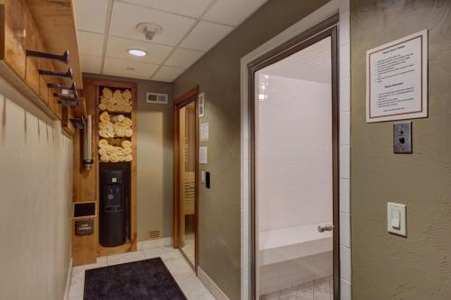 um corredor com uma porta que dá para um quarto em Jackpine Lodge by Summit County Mountain Retreats em Keystone