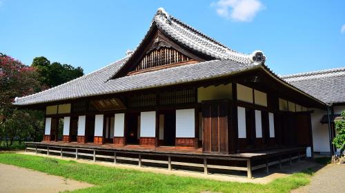 a building with a roof on top of a yard at JR-East Hotel Mets Mito in Mito