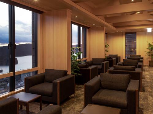 a waiting room with chairs and windows at Hotel Shikinoyakata Hakone Ashinoko in Hakone