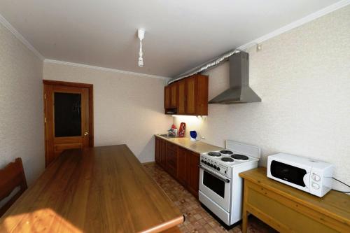 Kitchen o kitchenette sa 72 Arenda Apartment Stavropolskaya 1 bld 2