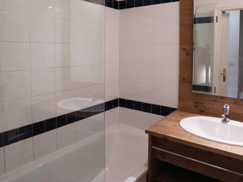 une salle de bain avec une baignoire, un lavabo et une douche dans l'établissement Les Orres 1800: 2P, 6 pers, Piscine, Animaux admis - FR-1-322-490, aux Orres