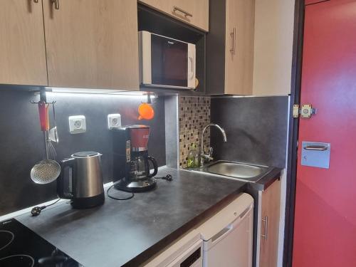 - une cuisine avec un plan de travail, un mixeur et un évier dans l'établissement Studio rénové avec coin montagne près des pistes - Vue Mont Blanc - FR-1-181-2684, à Aime La Plagne