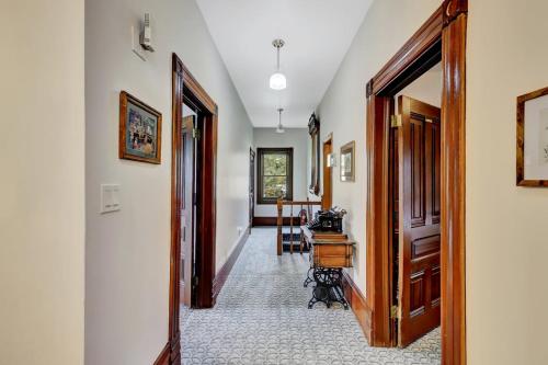- un couloir d'une maison avec un bureau et une table dans l'établissement Golden Dreams Inn, à Grass Valley