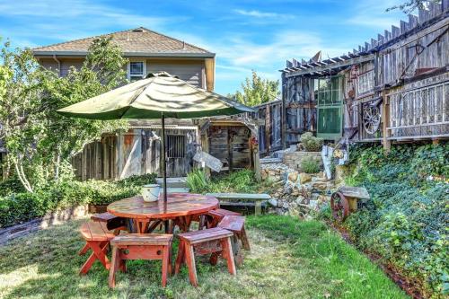 uma mesa e cadeiras com um guarda-sol num quintal em Golden Dreams Inn em Grass Valley