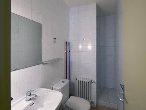 un baño con inodoro y lavabo en Apartamentos Montserrat Abat Marcet, en Montserrat