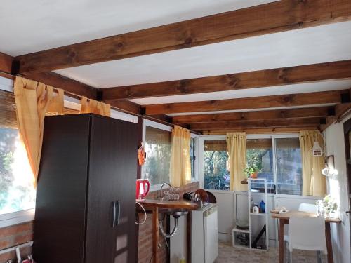 eine Küche mit einem schwarzen Kühlschrank und einem Tisch in der Unterkunft TENDERETE in Villa General Belgrano