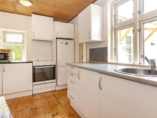 Marstalにある5 person holiday home in Marstalの木製の天井、白い家電製品付きのキッチン