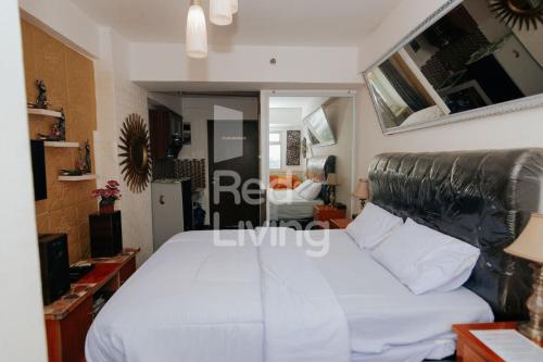 a bedroom with a large white bed in a room at RedLiving Apartemen Gunung Putri Square - TOP Room in Parungtandjung