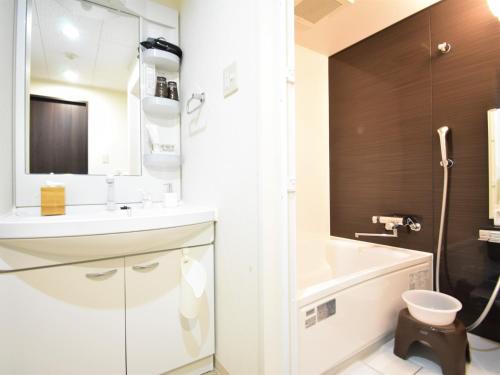 ein Badezimmer mit einem Waschbecken, einem WC und einer Badewanne in der Unterkunft Regariain - Vacation STAY 84627 in Okayama