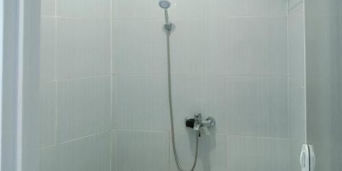 a shower with a shower head in a bathroom at Citra Green House Syariah near Universitas Tulungagung in Tulungagung