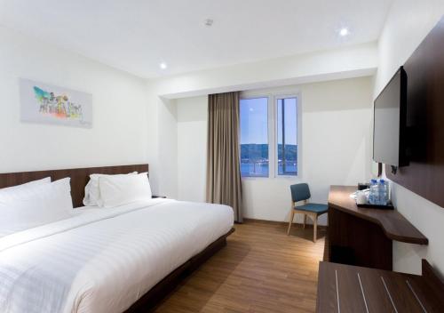 Кровать или кровати в номере Hotel Santika Premiere Ambon