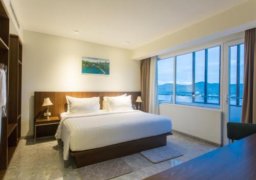 Кровать или кровати в номере Hotel Santika Premiere Ambon
