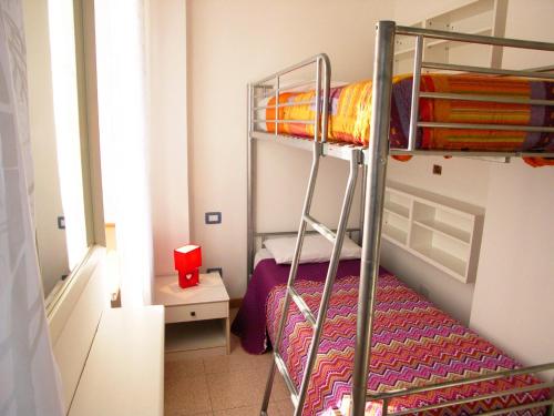 Cette petite chambre comprend 2 lits superposés. dans l'établissement Villa Coloatto, à Grado