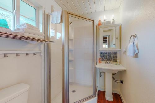 uma casa de banho com um chuveiro e um lavatório. em Bay Bliss #2 em Reedsport