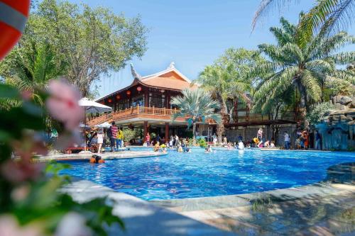 トゥアン・アンにあるPhuong Nam Resortのリゾート内のプールを利用できます。