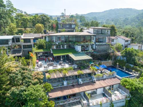 una vista aérea de una casa con piscina en The Theva Residency, en Kandy