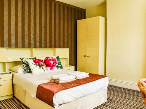 - une chambre avec un lit orné de roses rouges dans l'établissement Chaseley House, à Blackpool