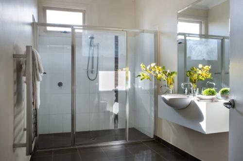 W łazience znajduje się prysznic i umywalka. w obiekcie Daylesford House Studio w mieście Daylesford