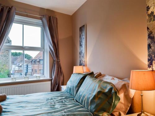 sypialnia z łóżkiem i oknem w obiekcie The Horseshoes w mieście Hornsea