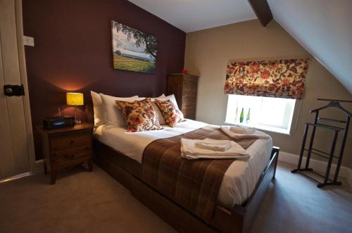 um quarto com uma cama grande e uma janela em Stunning Yew Tree Cottage em Westow