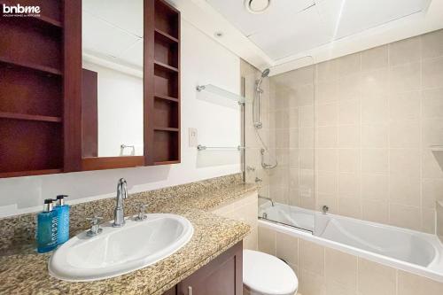 ein Bad mit einem Waschbecken und einem WC in der Unterkunft bnbmehomes - 2 BR Stunning Lake Views in Al Turia - 205 in Dubai