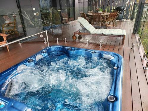 ライにあるAlogara House, Modern, 6 bedrooms with hot tub and viewsのギャラリーの写真