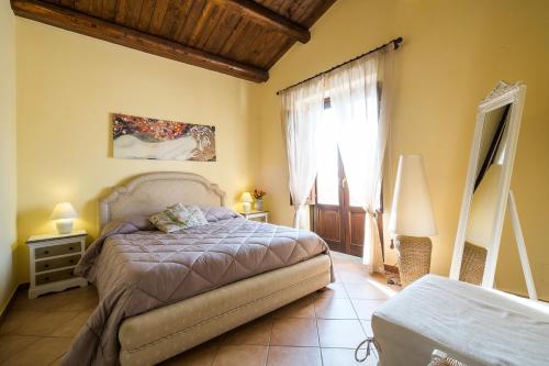 ein Schlafzimmer mit einem Bett und einem großen Fenster in der Unterkunft La Terrazza di Massimo in Palermo