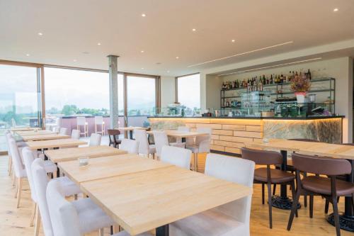 Bihotelにあるレストランまたは飲食店