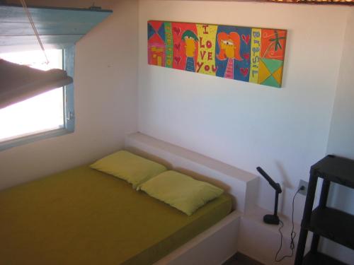 En eller flere senger på et rom på Casa do amor