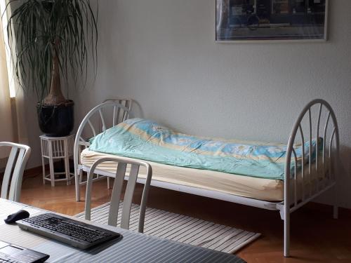 Łóżko w pokoju z biurkiem i klawiaturą w obiekcie 6 schöne CITY- Zimmer w Hanowerze