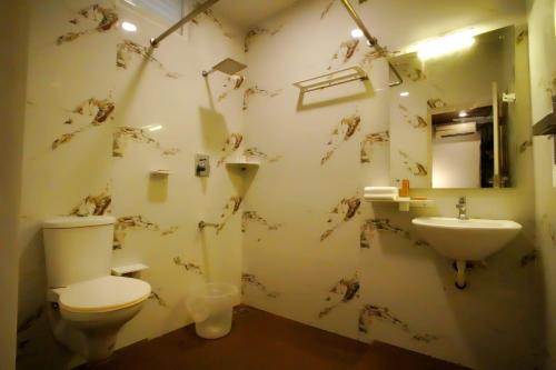 y baño con aseo y lavamanos. en Bamboo Lagoon Backwater Front Resort, en Alleppey