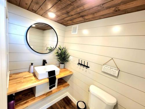 y baño con lavabo y espejo. en Peaceful Tiny Home with private deck-fire pit-bbq, en Apple Valley