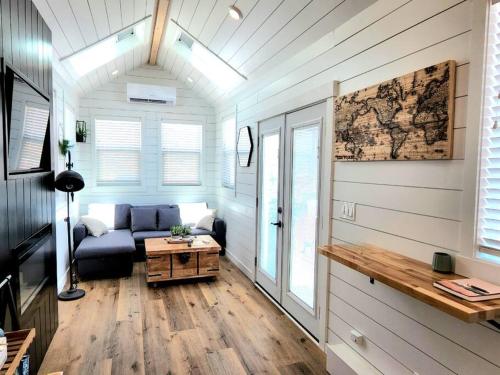 Μια τηλεόραση ή/και κέντρο ψυχαγωγίας στο NEW Nook Tiny Home with Deck Firepit Skylights