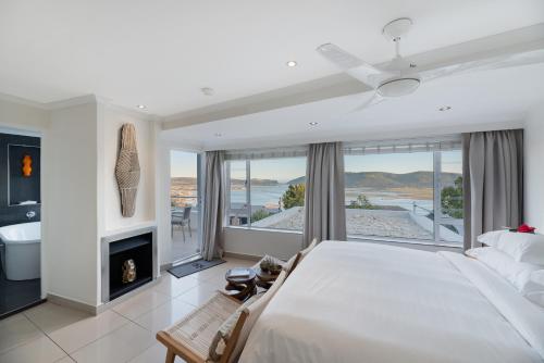 Кровать или кровати в номере Villa Afrikana Guest Suites by Knysna Paradise Collection