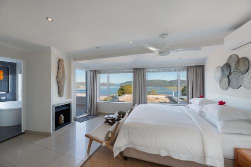Кровать или кровати в номере Villa Afrikana Guest Suites by Knysna Paradise Collection
