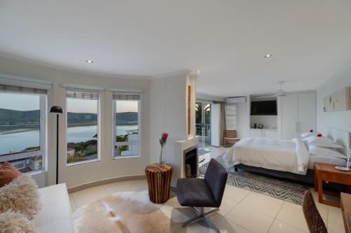 Кровать или кровати в номере Villa Afrikana Guest Suites by Knysna Paradise Collection