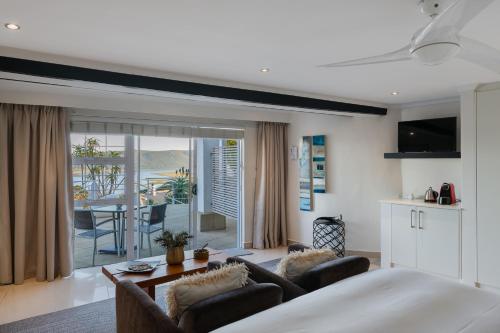 Кровать или кровати в номере Villa Afrikana Guest Suites by Knysna Paradise Collection