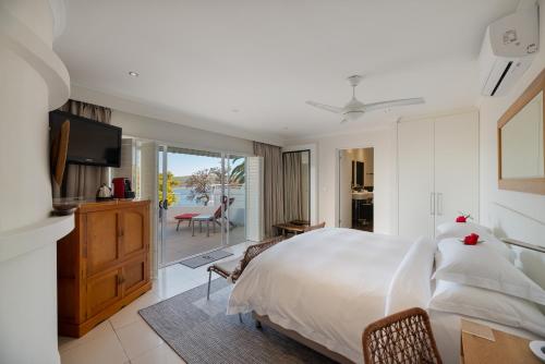 Кровать или кровати в номере Villa Afrikana Guest Suites by Knysna Paradise Collection