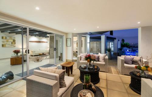 Гостиная зона в Villa Afrikana Guest Suites by Knysna Paradise Collection