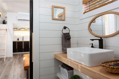 uma casa de banho com um lavatório branco e um espelho. em Modern Haven em Apple Valley