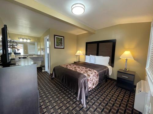 ein Hotelzimmer mit einem Bett und einem Bad in der Unterkunft Beverly Lodge in South Lake Tahoe