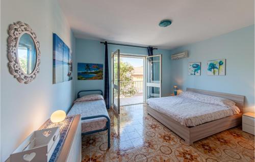 um quarto com 2 camas, uma secretária e um espelho. em Stunning Apartment In Castelsardo With 2 Bedrooms em Castelsardo