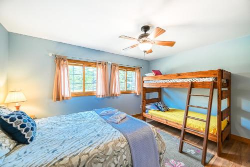 ein Schlafzimmer mit einem Etagenbett und einem Deckenventilator in der Unterkunft Stubbs Sanctuary in Spotsylvania