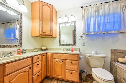 een badkamer met een toilet, een wastafel en een spiegel bij Stubbs Sanctuary in Spotsylvania